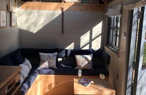 Frampton on Severn Cabin | Luxury Shepherds Hut Juliet