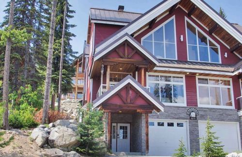 Snow Pine Estates House | Luxury ski in/out Chalet with hot tub in Snow Pines