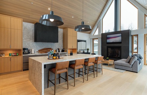 Whistler Creekside House | Luxury Ski-In/Ski-Out 6 BR/Hot Tub/Sauna/Gym/Private Gondola ❄︎Aurora Estate Kadenwood❄︎