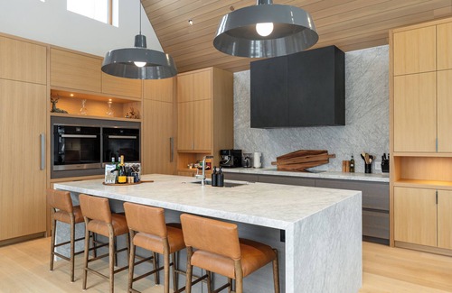 Whistler Creekside House | Luxury Ski-In/Ski-Out 6 BR/Hot Tub/Sauna/Gym/Private Gondola ❄︎Aurora Estate Kadenwood❄︎