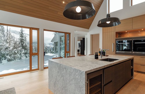 Whistler Creekside House | Luxury Ski-In/Ski-Out 6 BR/Hot Tub/Sauna/Gym/Private Gondola ❄︎Aurora Estate Kadenwood❄︎