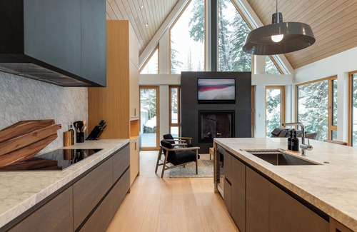 Whistler Creekside House | Luxury Ski-In/Ski-Out 6 BR/Hot Tub/Sauna/Gym/Private Gondola ❄︎Aurora Estate Kadenwood❄︎