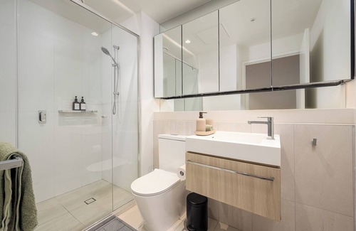 South Melbourne Apartment | Luxury Sky High Apartment with Pool Gym & Parking