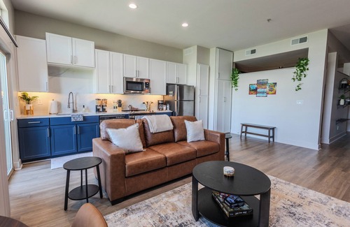 Deep Ellum Apartment | Luxury Skyline Escape/Sauna/King Bed/DT View