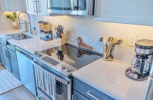 Deep Ellum Apartment | Luxury Skyline Escape/Sauna/King Bed/DT View