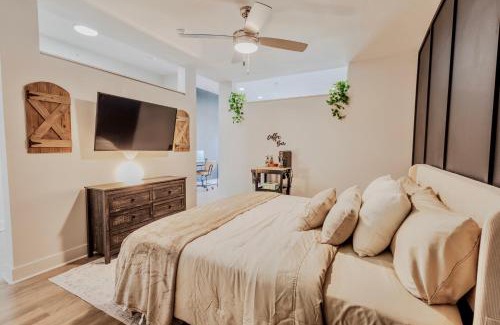 Deep Ellum Apartment | Luxury Skyline Escape, Sauna, King Bed, DT View