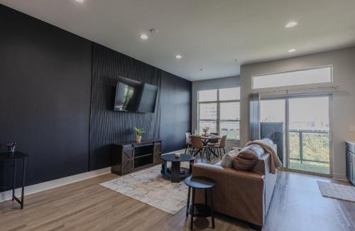 Deep Ellum Apartment | Luxury Skyline Escape, Sauna, King Bed, DT View