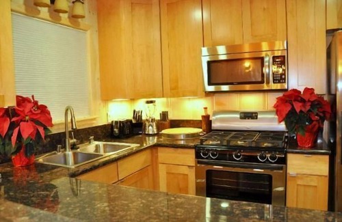 South Lake Tahoe House | Luxury Slopeside retreat. Spa and Billards. Walk to slopes
