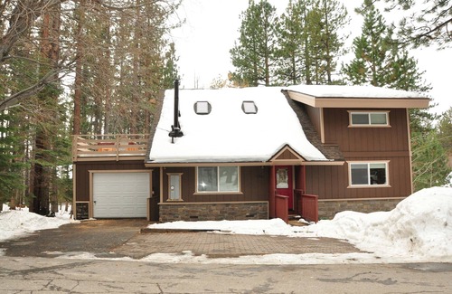 South Lake Tahoe House | Luxury Slopeside retreat. Spa and Billards. Walk to slopes