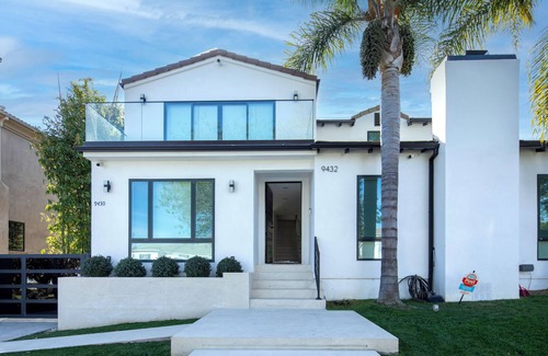 Beverlywood Villa | Luxury Smart Villa w/Heated Pool, Steam Sauna & Guest House Near Beverly Hills