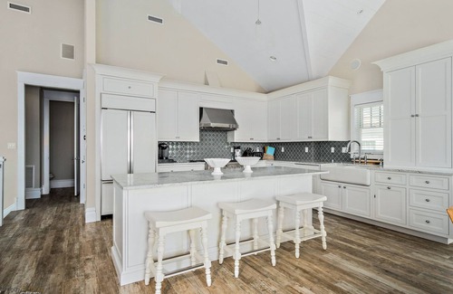 Stone Harbor House | Luxury South End Stone Harbor Home (118th st) 6 bedrooms & 5.5 baths with Pool