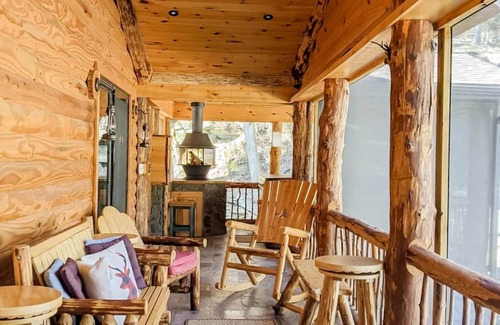 Pond Eddy House | Luxury Spa Cabin by the Creek w Hot Tub, Luxury Spa Cabin by the Creek w/Hot Tub