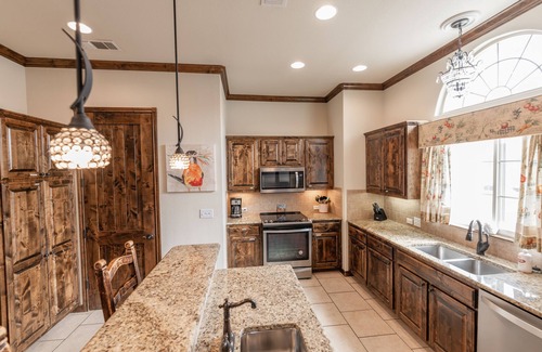 Kerrville House | Luxury & Spacious 3 bed/3 Bath Villa in Gated Community - Great for Families