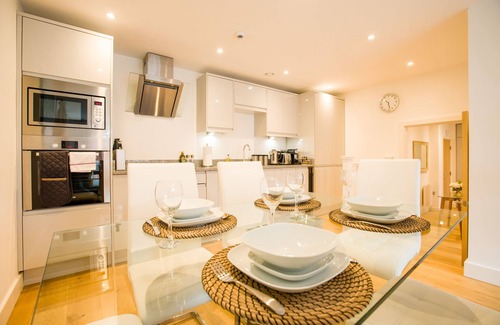 Windsor Apartment | Luxury spacious apartment, secure parking just 8 minutes walk to Windsor Castle
