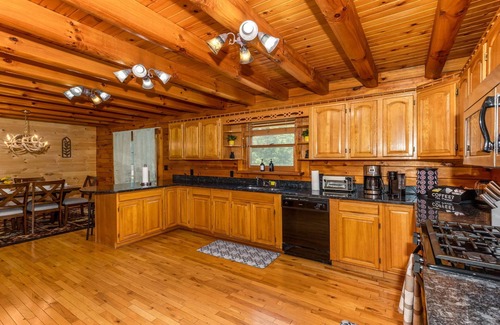 Logan Cabin | Luxury Spacious Cabin: Hot Tub, Theater, 5 Acres in Hocking Hills