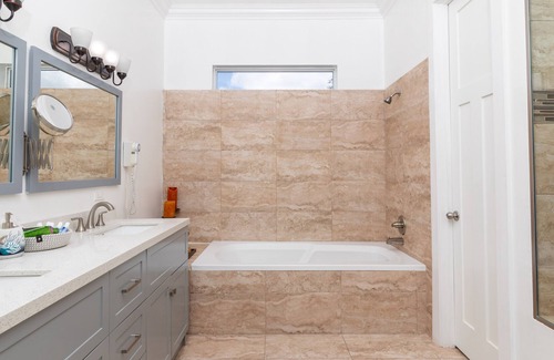 Dania Beach Villa | Luxury Spacious Private PoolVilla with Jacuzzi- 5 Min from the beach!