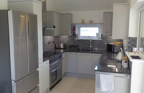 Cowes House | Luxury, spacious, quiet bungalow, with private drive. 5 minute drive from Cowes