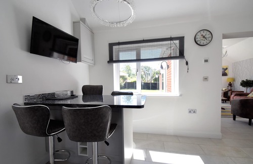 Cowes House | Luxury, spacious, quiet bungalow, with private drive. 5 minute drive from Cowes