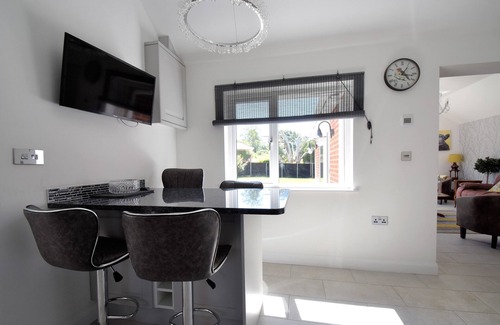 Cowes House | Luxury, spacious, quiet bungalow, with private drive. 5 minute drive from Cowes