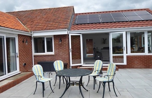 Cowes House | Luxury, spacious, quiet bungalow, with private drive. 5 minute drive from Cowes