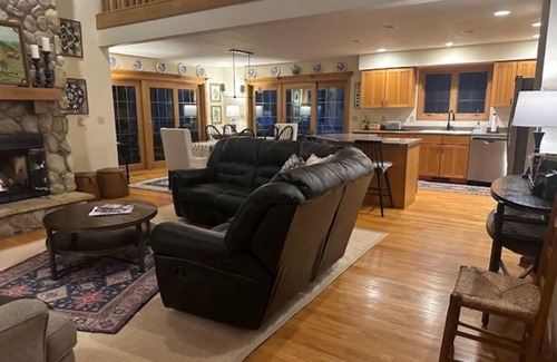 The Galena Territory House | Luxury, Spacious, Resort Hideaway - 4 BR/4Bath, Pool Table, Hot Tub and Firepit!
