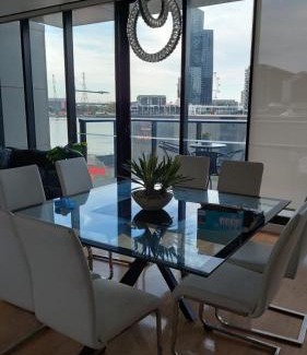 Docklands Apartment | Luxury Stay 4 Family & Friends