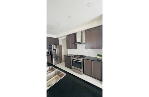Brampton House | Luxury Stay in Brampton: 3 Private Rooms 3 Beds