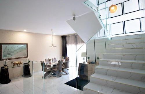 Greater Johannesburg Metropolitan Area House | Luxury Stay in Hurlingham Mansion