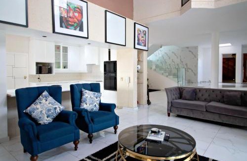 Greater Johannesburg Metropolitan Area House | Luxury Stay in Hurlingham Mansion