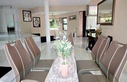 Greater Johannesburg Metropolitan Area House | Luxury Stay in Hurlingham Mansion