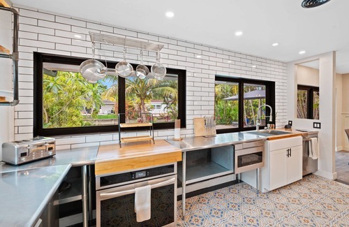 Fort Lauderdale House | Luxury Stay Waterfront at Blue Lagoon | Pool | Fenced Yard | Prime Location Dog OK