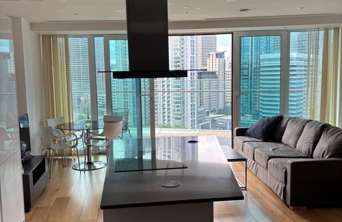 Canary Wharf Apartment | Luxury Stay with Scenic Views
