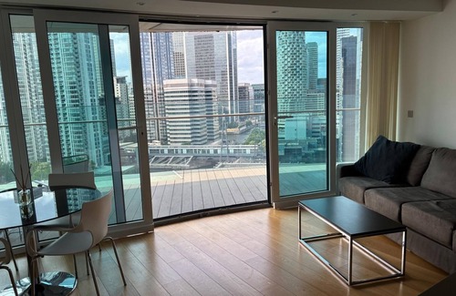 Canary Wharf Apartment | Luxury Stay with Scenic Views