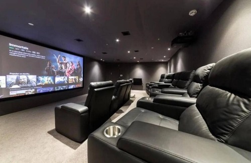 Canary Wharf Apartment | Luxury Stay with Scenic Views
