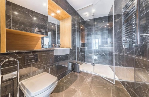 Canary Wharf Apartment | Luxury Stay with Scenic Views