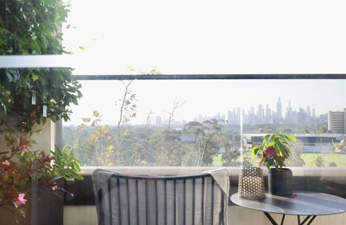 St Kilda Apartment | Luxury stay with Sweeping City Views