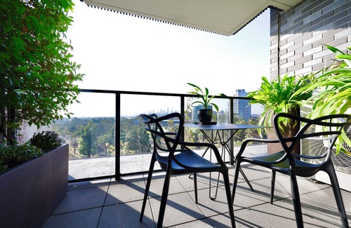 St Kilda Apartment | Luxury stay with Sweeping City Views