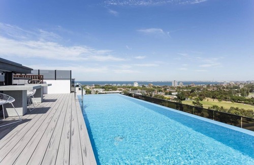 St Kilda Apartment | Luxury stay with Sweeping City Views