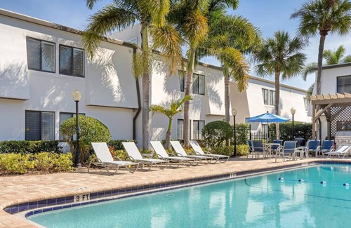 New Suburb Beautiful Apartment | Luxury steps from Bayshore/Pool,Gym,FREE parking