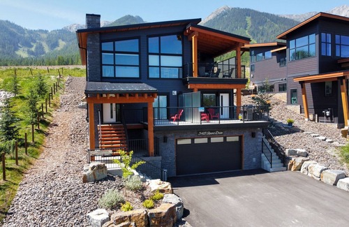 East Kootenay House | Luxury. Steps to the Timberline Chairlift