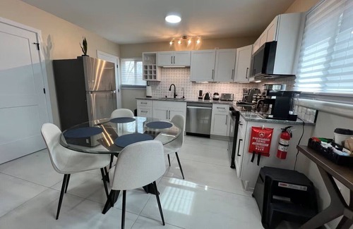 Huning Highland Historic District Apartment | Luxury Studio Guest House Full Kitchen Cal King Central Albuquerque