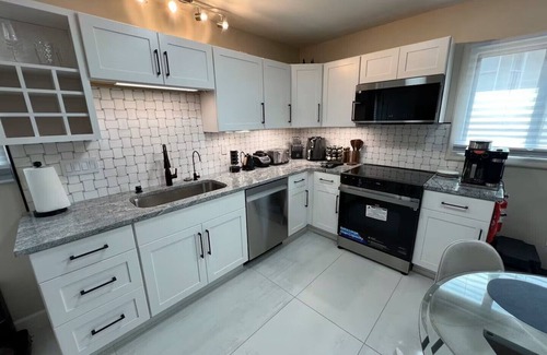 Huning Highland Historic District Apartment | Luxury Studio Guest House Full Kitchen Cal King Central Albuquerque