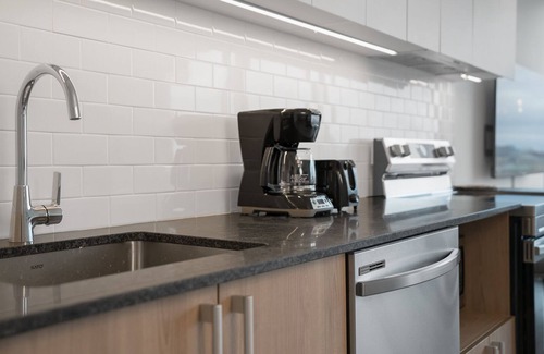 Milton Park Apartment | Luxury Studio in Heart of MTL 807 | Metro access