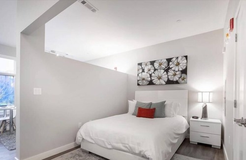 Central-Maverick Square - Paris Street Apartment | Luxury Studio | Indoor Pool | Gym | Business Center |Steps from Waterfront