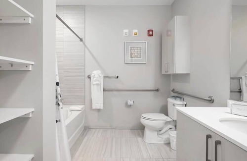 Central-Maverick Square - Paris Street Apartment | Luxury Studio | Indoor Pool | Gym | Business Center |Steps from Waterfront