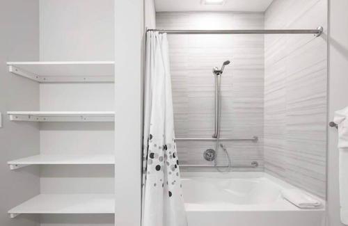 Central-Maverick Square - Paris Street Apartment | Luxury Studio | Indoor Pool | Gym | Business Center |Steps from Waterfront