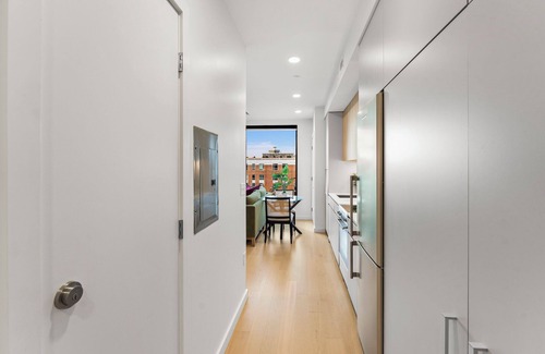 D Street - West Broadway Apartment | Luxury Studio Next to Broadway 3131