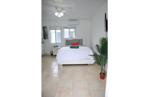 Palm Beach Shores Hotel | * Luxury Studio * Prime Singer Island *