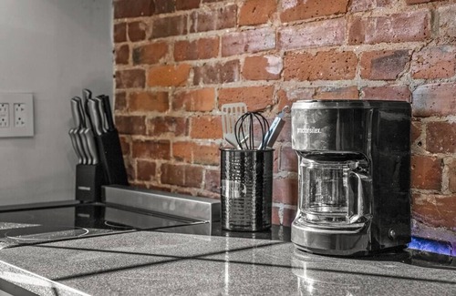 Melrose Condo | Luxury Studio, Stadium District, Broad Street Line