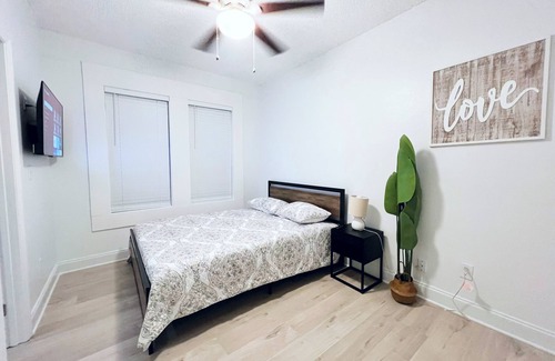 Winter Haven House | Luxury Style home w/fire pit nnear LakeHoward n20min to LEGOLAND! nPet-Friendly